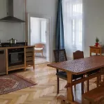 Bright & Spacious Loft With Basilica View Apartmán