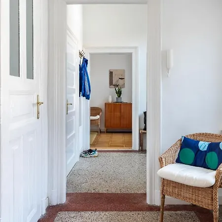 Bright & Spacious Loft With Basilica View Lägenhet