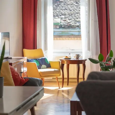 Bright & Spacious Loft With Basilica View Apartmán *