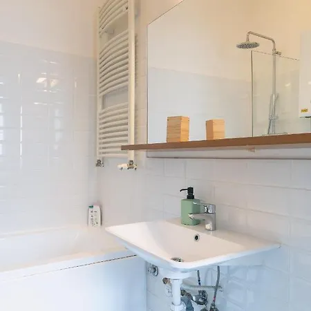 Bright & Spacious Loft With Basilica View דירה