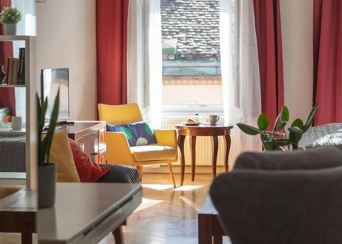 Bright & Spacious Loft With Basilica View شقة *