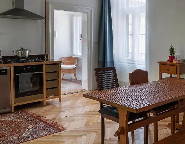 Bright & Spacious Loft With Basilica View شقة