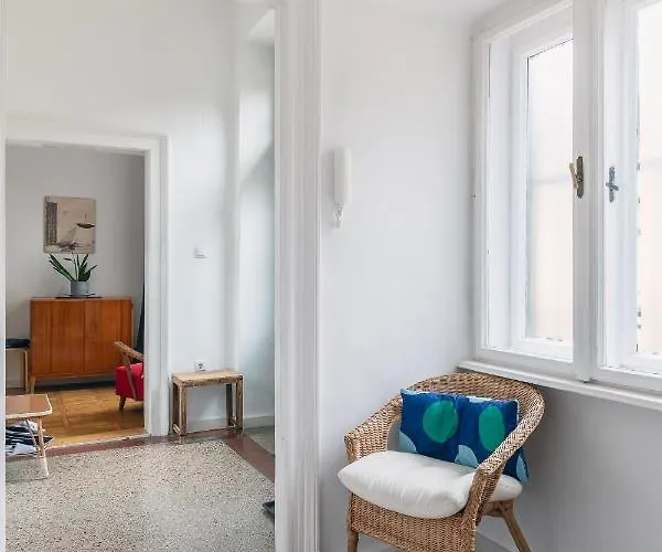 Bright & Spacious Loft With Basilica View شقة