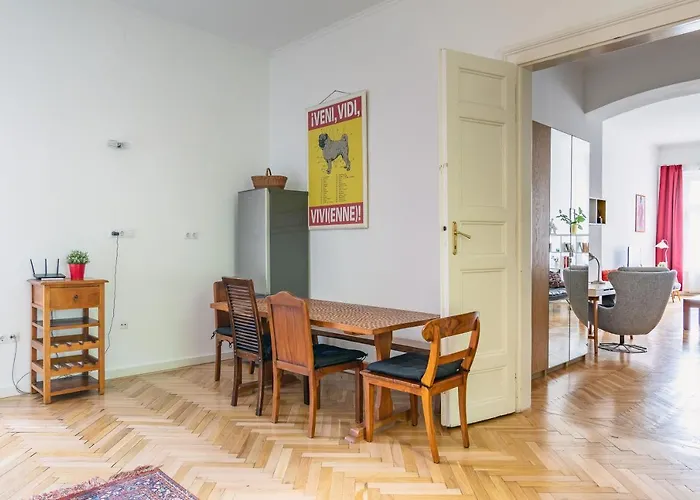 Bright & Spacious Loft With Basilica View شقة *