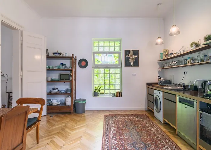 Bright & Spacious Loft With Basilica View شقة