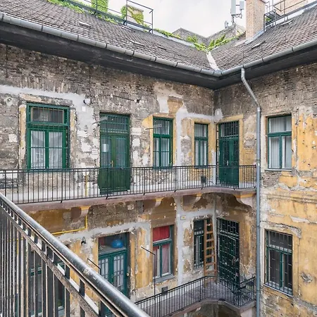 Bright & Spacious Loft With Basilica View Lejlighed